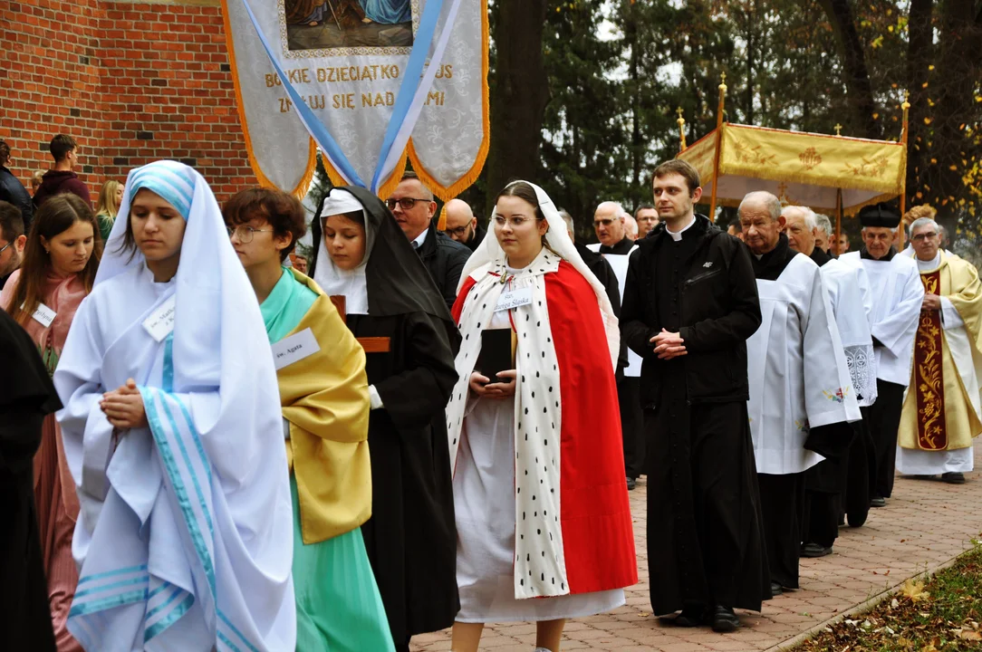 Odpust parafialny w Chorzelowie ku czci Wszystkich Świętych zgromadził wielu wiernych [ZDJĘCIA] - Zdjęcie główne