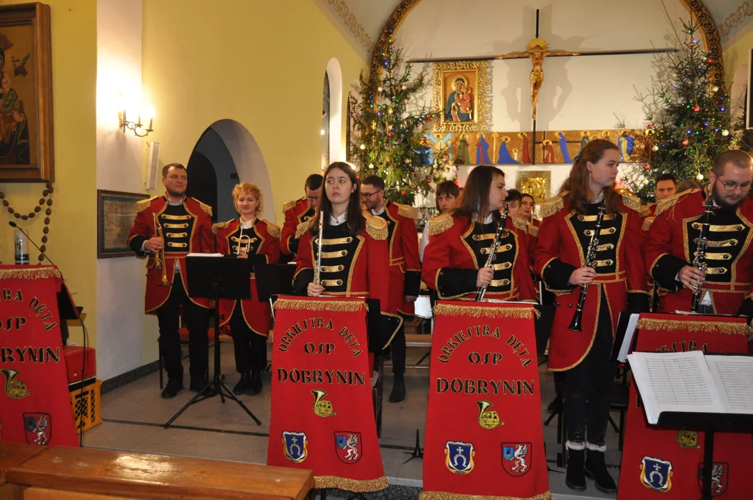 Koncert kolęd Orkiestry Dętej Dobrynin w kościele w Dobryninie