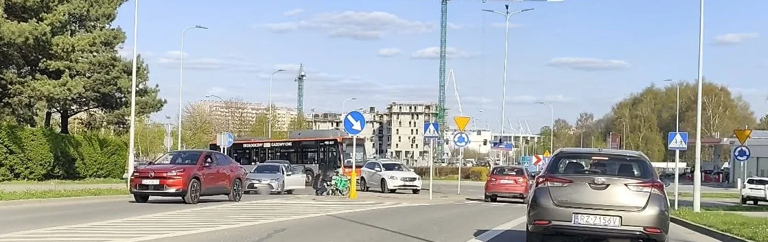 Zderzenie rowerzysty z osobówką w Rzeszowie