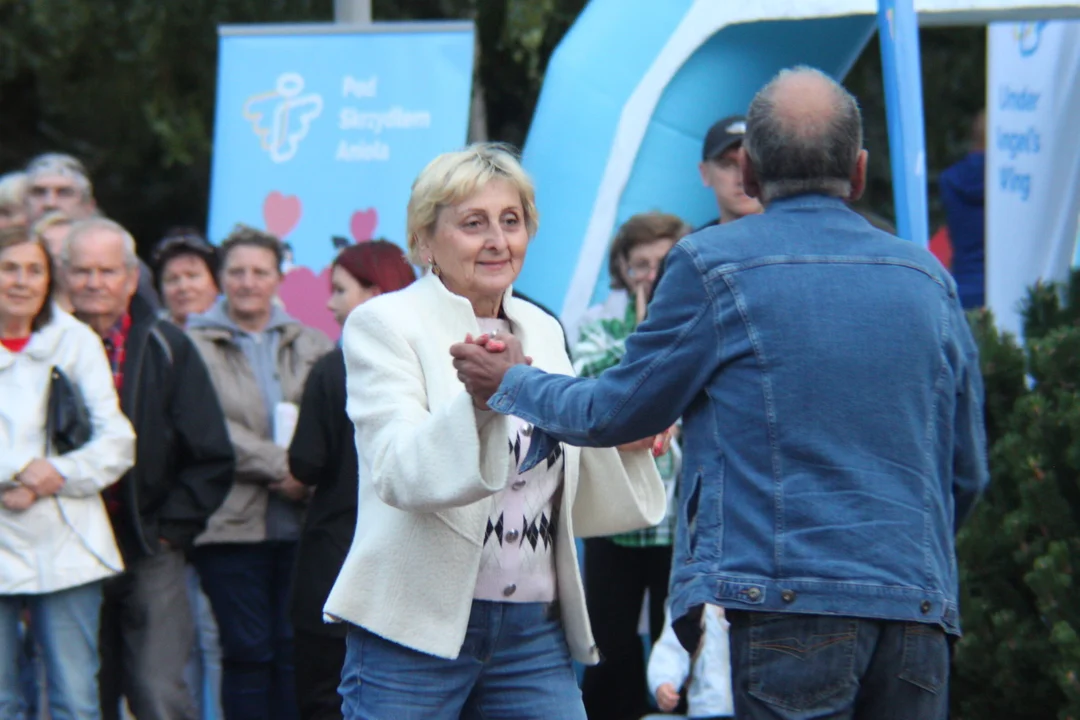 Korowód seniorów i potańcówka miejska w Parku Jedności Polonii z Macierzą