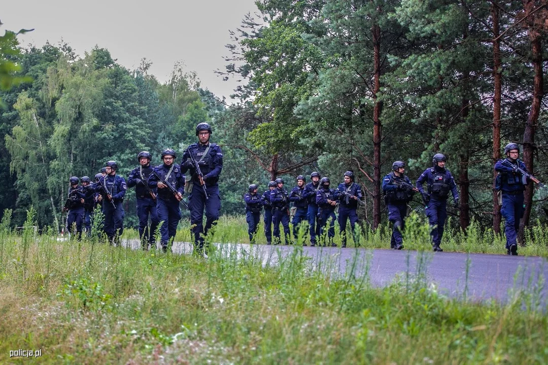 Wielkie ćwiczenia policji na poligonie w Nowej Dębie