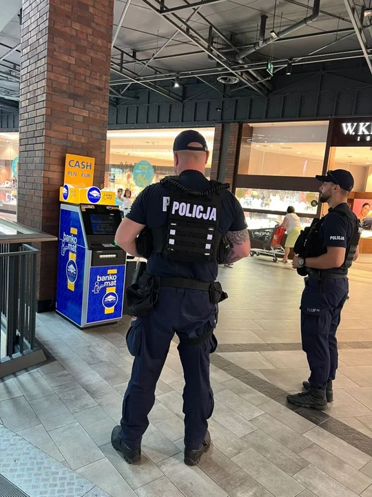 Gotówka pozostawiona w bankomacie w galerii handlowej. Na miejscu patrol policji