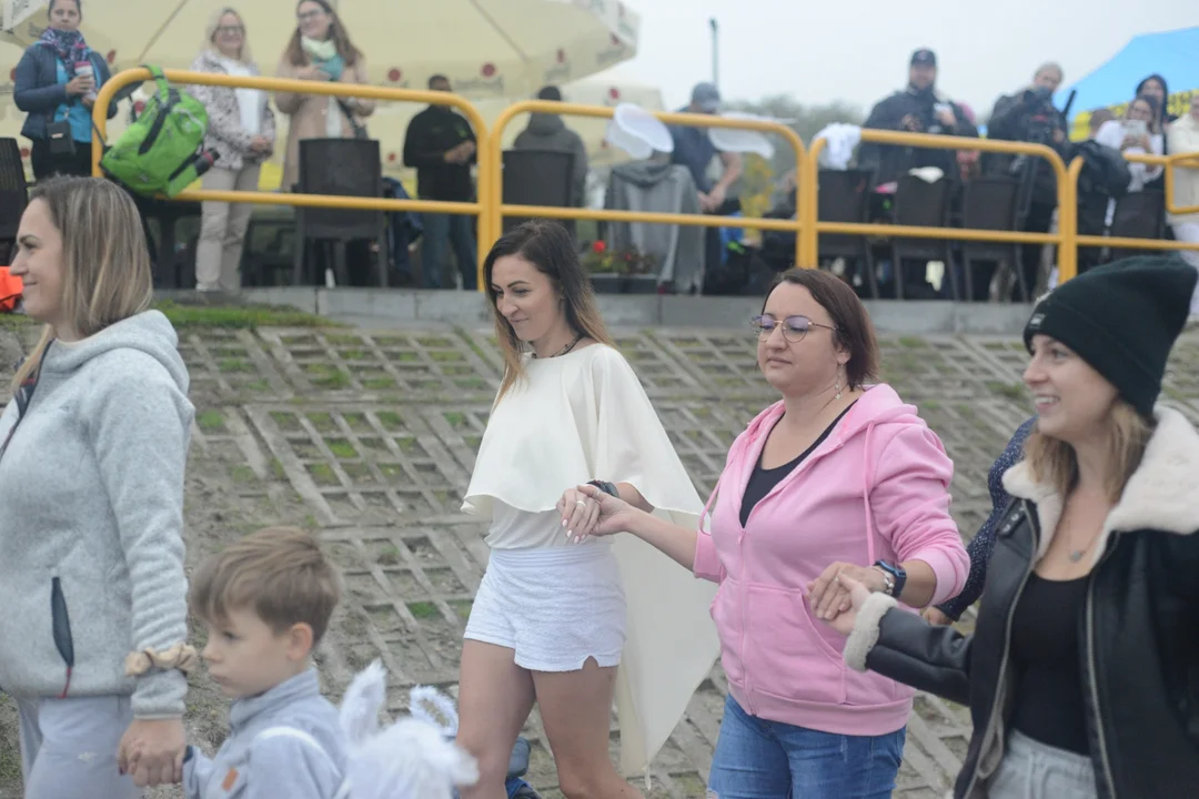 "Jezioro Aniołów" nad Jeziorem Tarnobrzeskim - zatańczyli poloneza na plaży