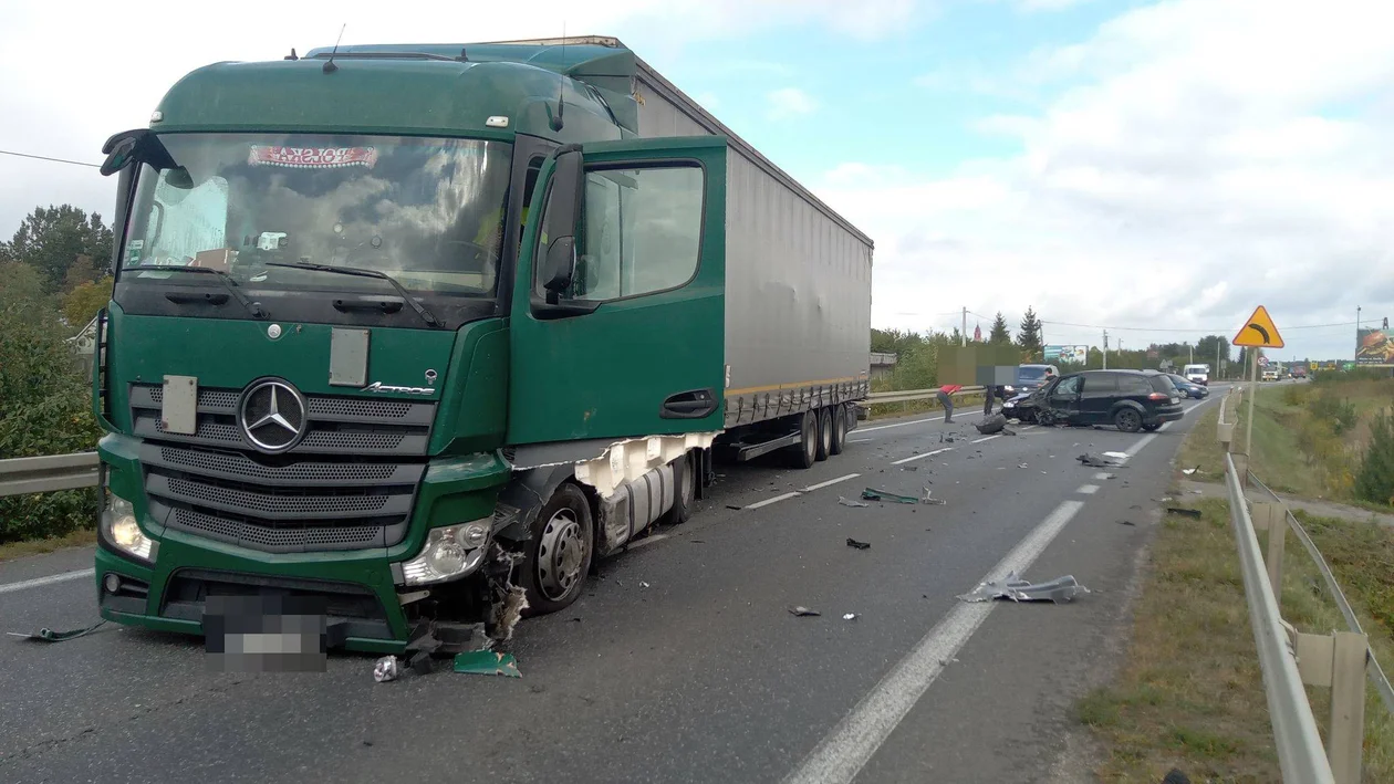 Mielec. Zderzenie osobówki z ciężarówką. Jedna osoba ranna [ZDJĘCIA-AKTUALIZACJA] - Zdjęcie główne