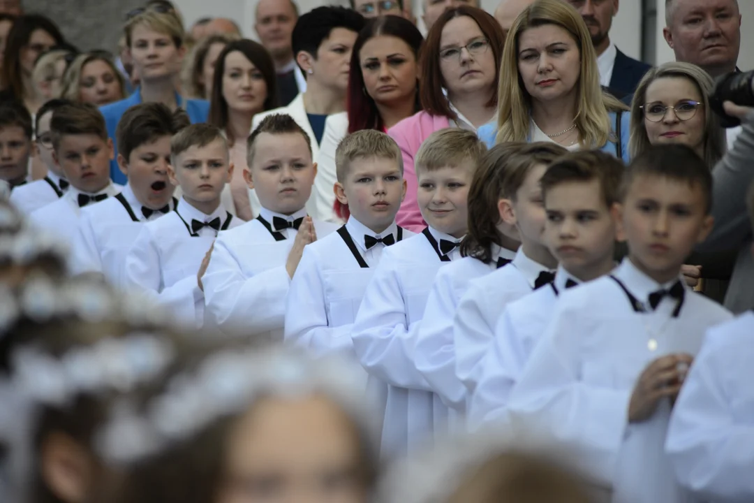 Pierwsza Komunia Święta dzieci ze Szkoły Podstawowej numer 10 w Tarnobrzegu. Parafia Matki Bożej Nieustającej Pomocy