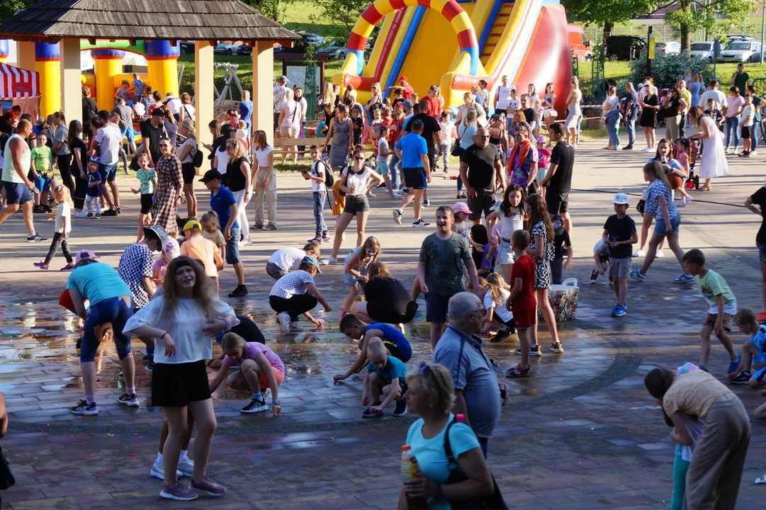 Dzień Dziecka w Ustrzykach Dolnych. Mieszkańcy chętnie odwiedzili Park pod Dębami [ZDJĘCIA] - Zdjęcie główne