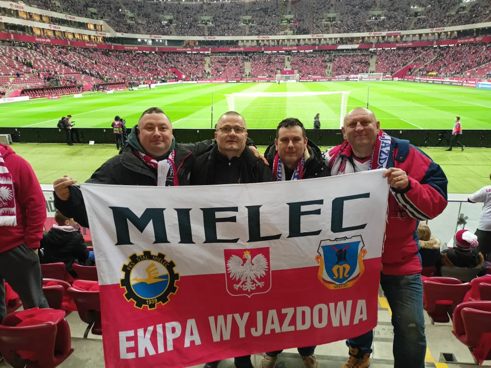 Świderski bohaterem meczu z Albanią. Mamy zdjęcia mieleckich kibiców na stadionie [ZDJĘCIA, WIDEO] - Zdjęcie główne