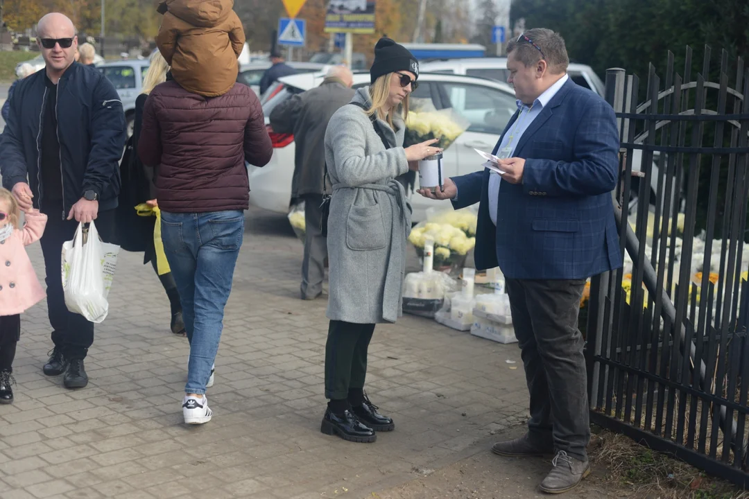 Dzień Wszystkich Świętych 2022: cmentarz parafialny i cmentarz na osiedlu Miechocin w Tarnobrzegu