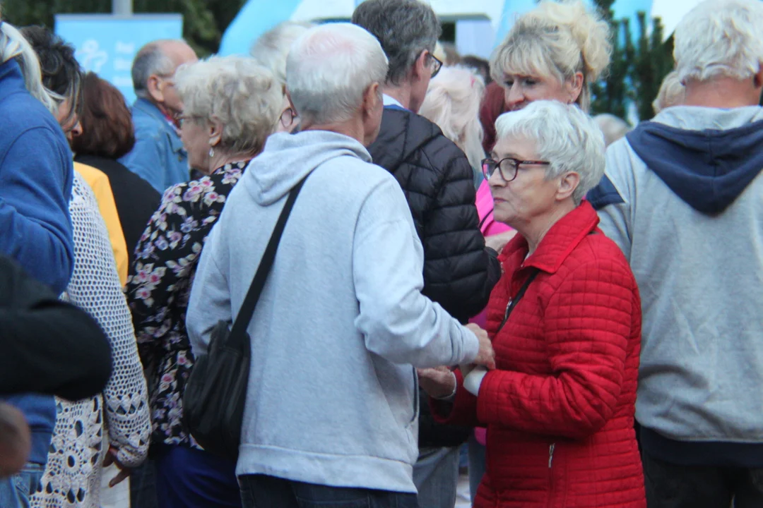 Korowód seniorów i potańcówka miejska w Parku Jedności Polonii z Macierzą