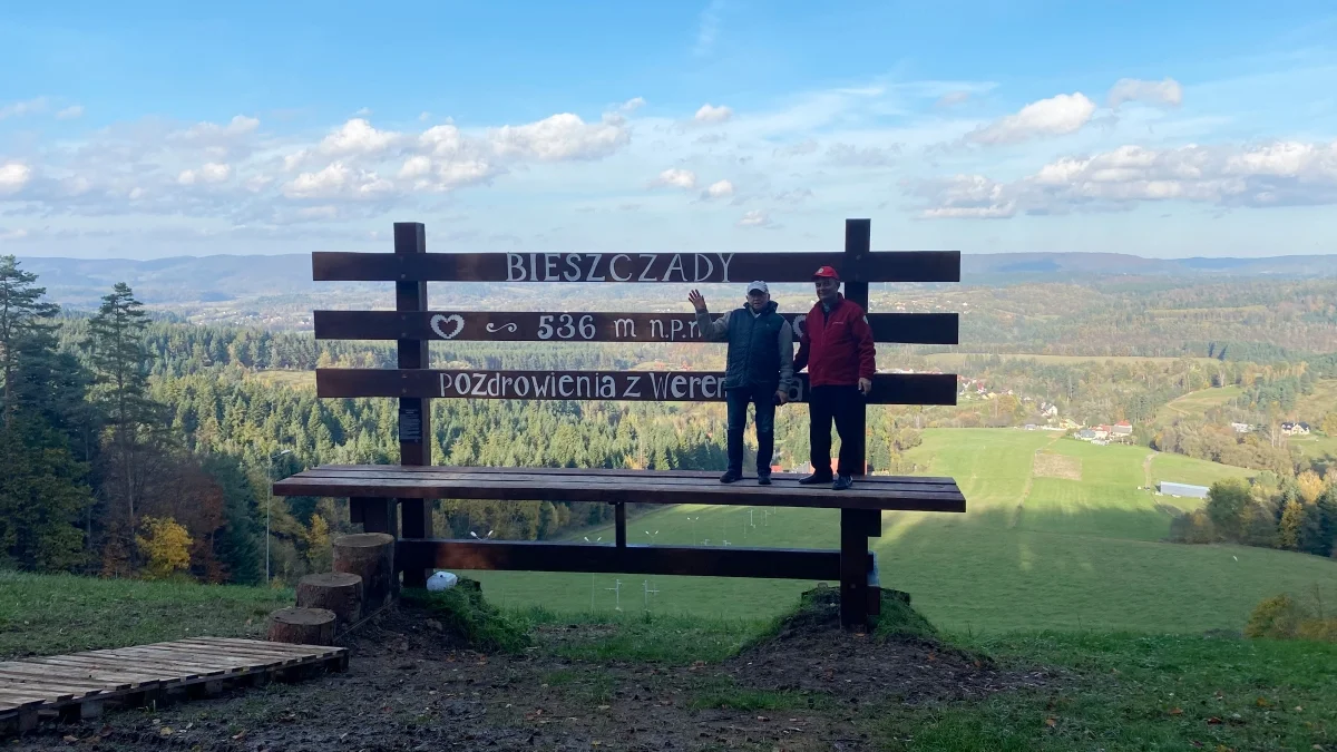 To największa ławka w Polsce. Już teraz można zobaczyć ją na szczycie wyciągu narciarskiego w Weremieniu [ZDJĘCIA] - Zdjęcie główne