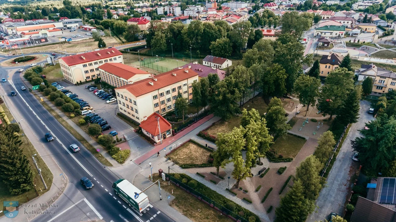 Kolbuszowa w letniej odsłonie na zdjęciach z drona. Zobacz bulwary nad Nilem i centrum miasta [ZDJĘCIA] - Zdjęcie główne