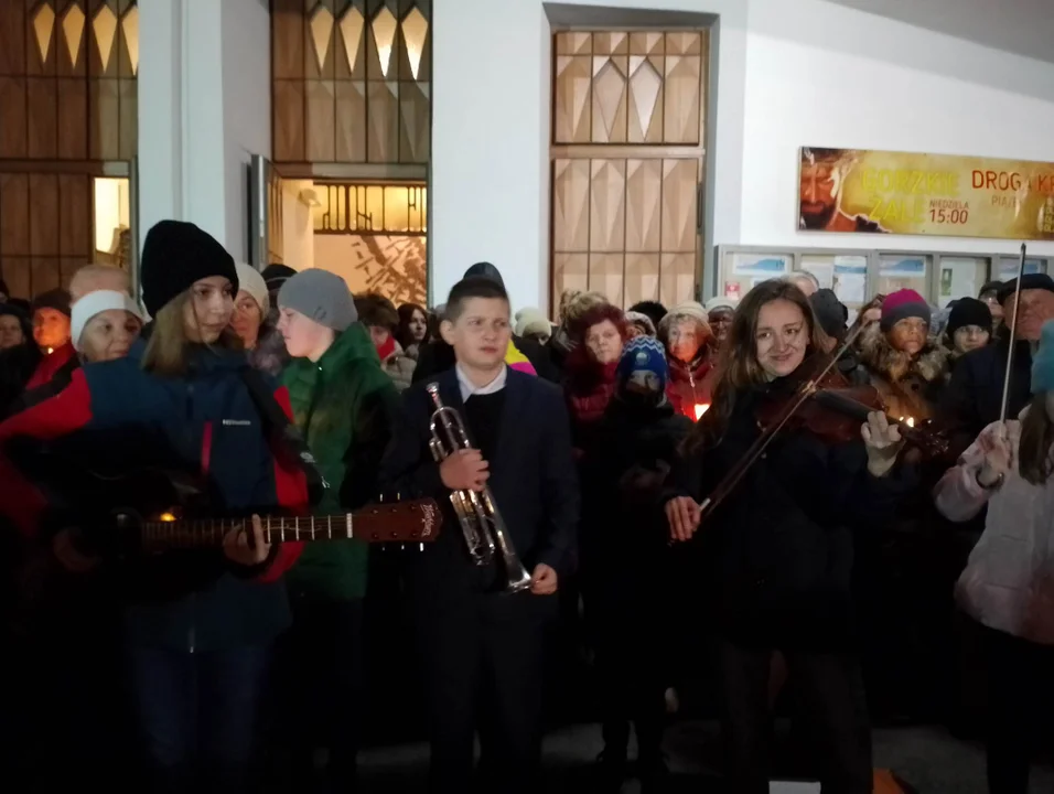 Zaśpiewali i zagrali dla Jana Pawła II. Parafia Ducha Świętego w Mielcu oddała cześć Papieżowi [ZDJĘCIA, WIDEO] - Zdjęcie główne