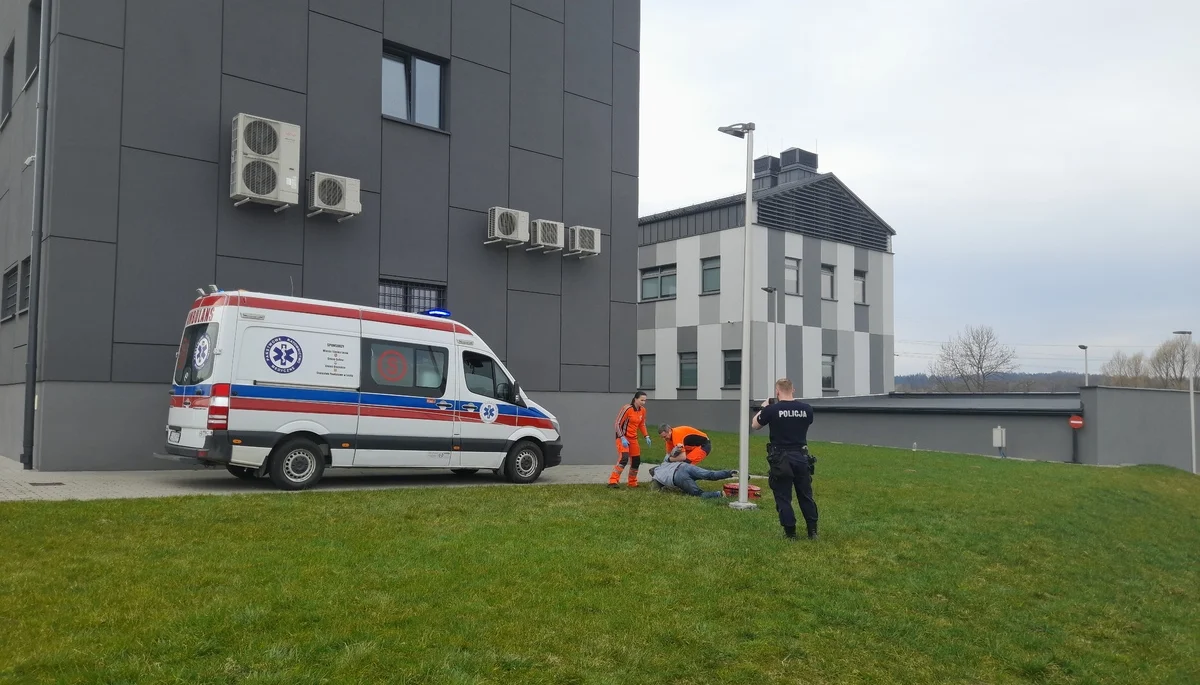 Policjanci z Leska i Rzeszowa przeprowadzili zajęcia dla pracowników służby zdrowia. Medycy mieli okazję zdobyć umiejętności z zakresu samoobrony [ZDJĘCIA] - Zdjęcie główne