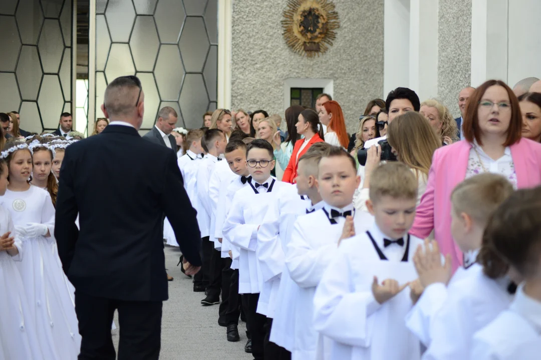 Pierwsza Komunia Święta dzieci ze Szkoły Podstawowej numer 10 w Tarnobrzegu. Parafia Matki Bożej Nieustającej Pomocy
