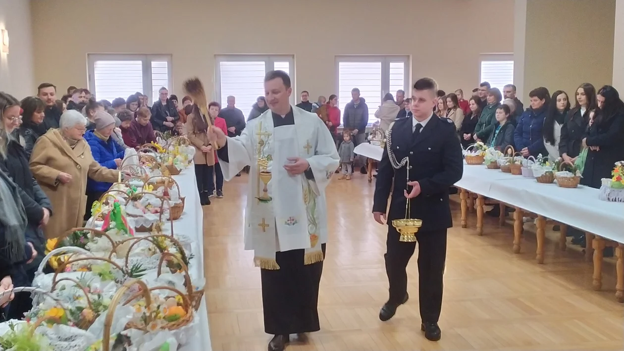 Tradycyjne święcenie pokarmów wielkanocnych w WDK w Strachocinie