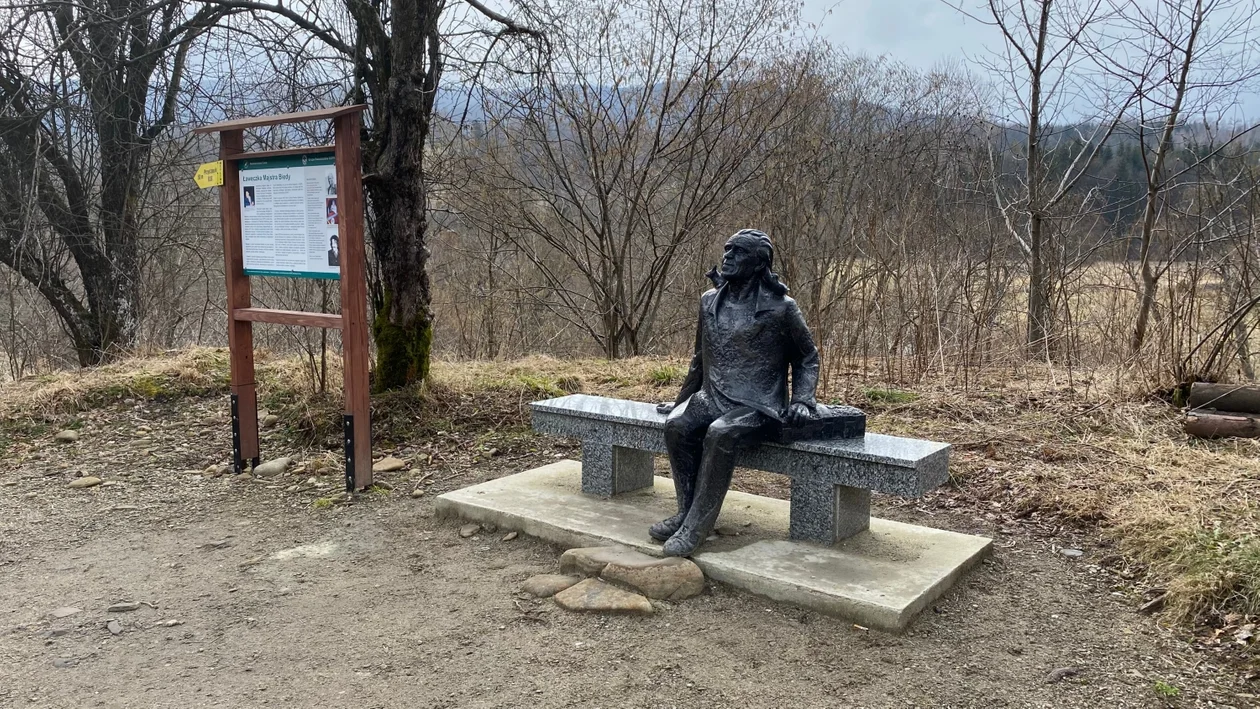 Pamiątkowa ławeczka Majstra Biedy w Wetlinie. Obiekt przypomina o bieszczadnikach sprzed lat [ZDJĘCIA, WIDEO] - Zdjęcie główne