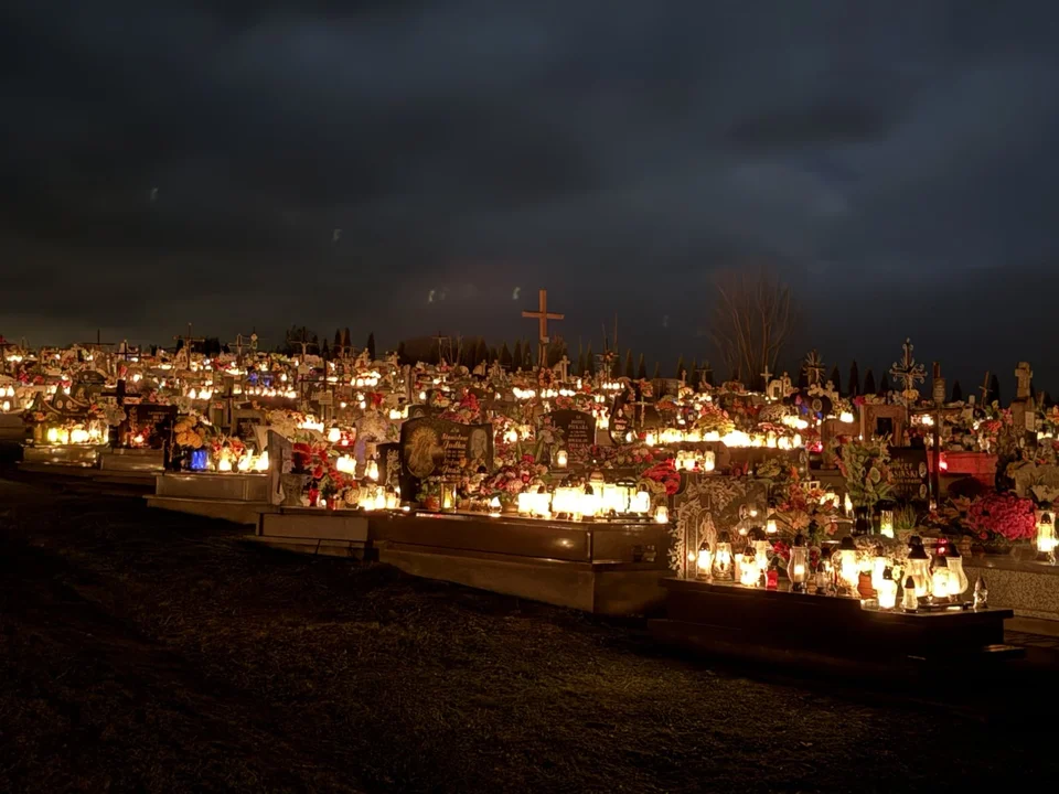Tak wygląda świąteczna noc na cmentarzach w Bieszczadach