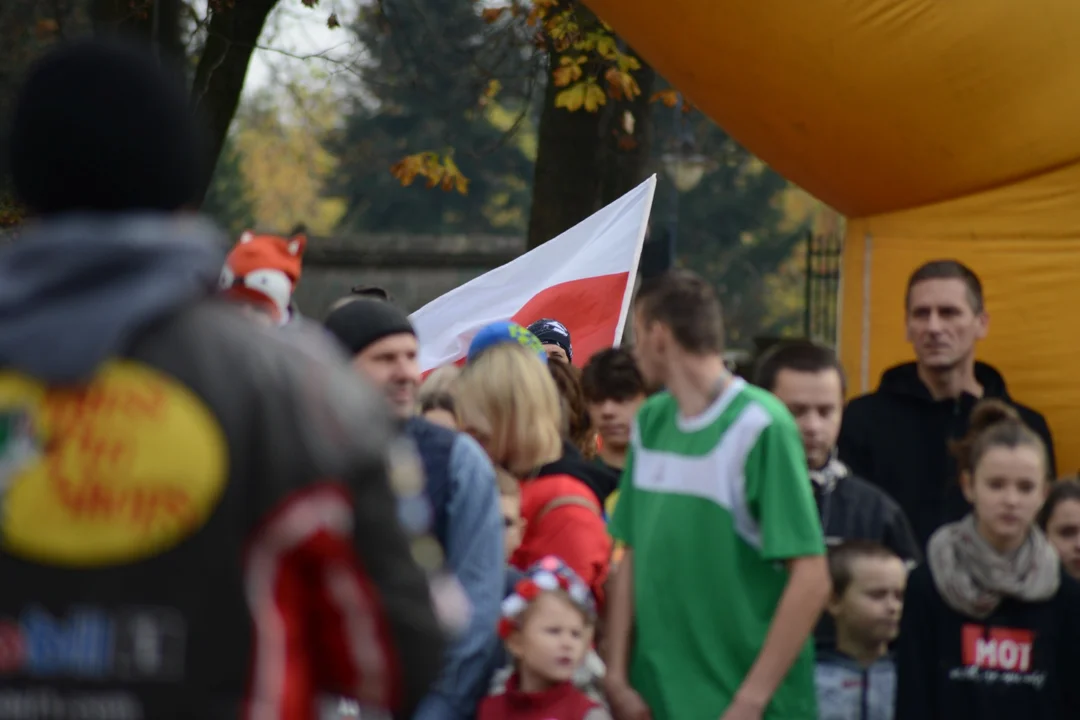 Tłumy na Biegu Historycznym "Dzieci dla Niepodległej" w Tarnobrzegu. Blisko 200 uczestników pobiegło alejkami Parku Dzikowskiego