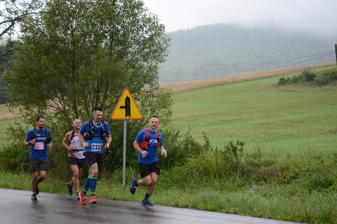 Ultramaraton Magurski 2022: Deszczowe zmagania miłośników biegów górskich. Zobacz fotografie z trasy i mety [ZDJĘCIA] - Zdjęcie główne