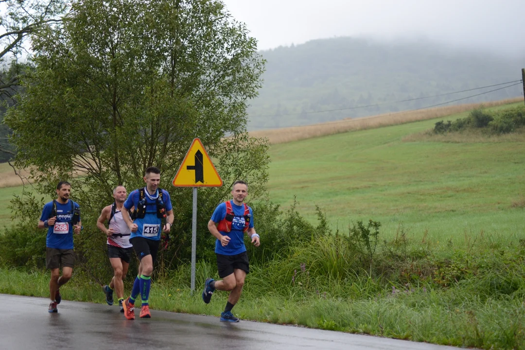 Ultramaraton Magurski - zmagania na dystansie 52 km - zdjęcia z trasy i mety