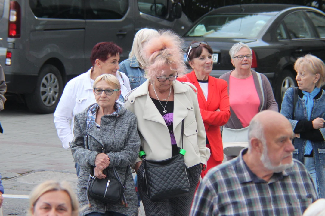 Korowód seniorów i potańcówka miejska w Parku Jedności Polonii z Macierzą