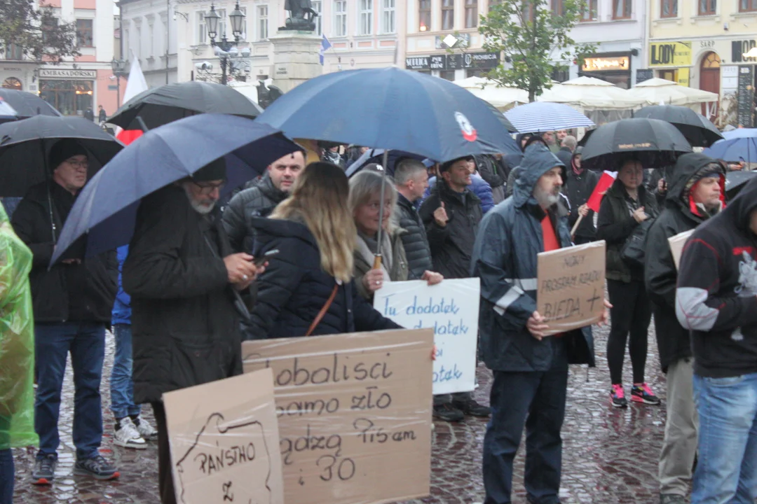 Protest przeciwko inflacji i drożyźnie na Rynku w Rzeszowie - 05.11.2022