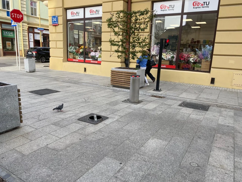 Zdewastowane słupki na ulicy Grunwaldzkiej w Rzeszowie