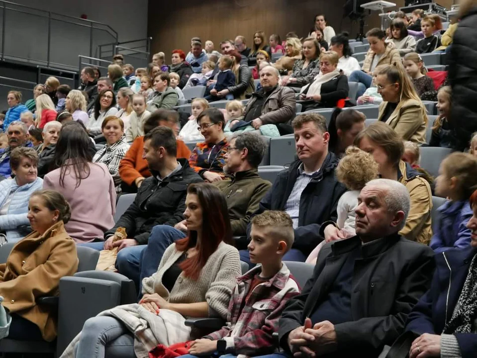 Młodzi  aktorzy opowiadali historię jak dziadek poznał babcię