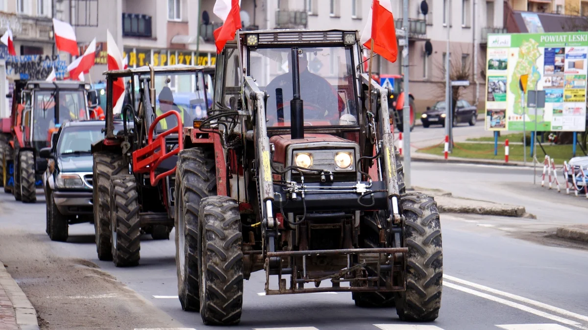 Protest w Lesku. Ponad 20 ciągników przejechało przez miasto. „Unijna polityka, rujnuje rolnika” [ZDJĘCIA, WIDEO] - Zdjęcie główne