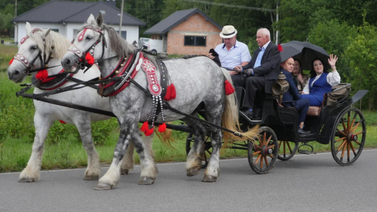 Zaczęła się parada Konna w Żarówce! [ZDJĘCIA] - Zdjęcie główne