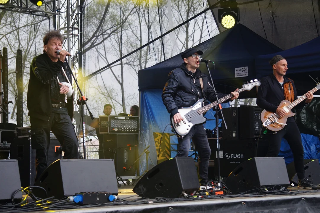 Legendarna grupa KSU zagrała w Ustrzykach Dolnych. Na scenie wybrzmiały takie utwory jak "Za mgłą" oraz "Moje Bieszczady" [ZDJĘCIA, WIDEO] - Zdjęcie główne