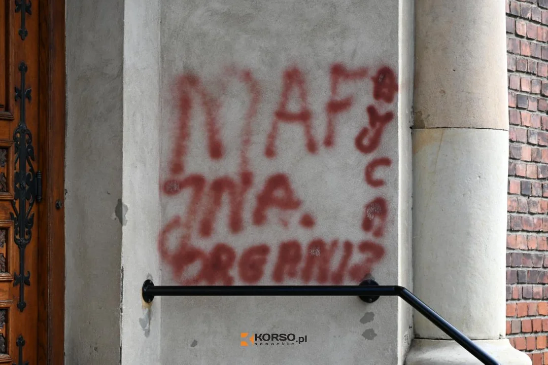 Wandal pomalował sprayem kościół