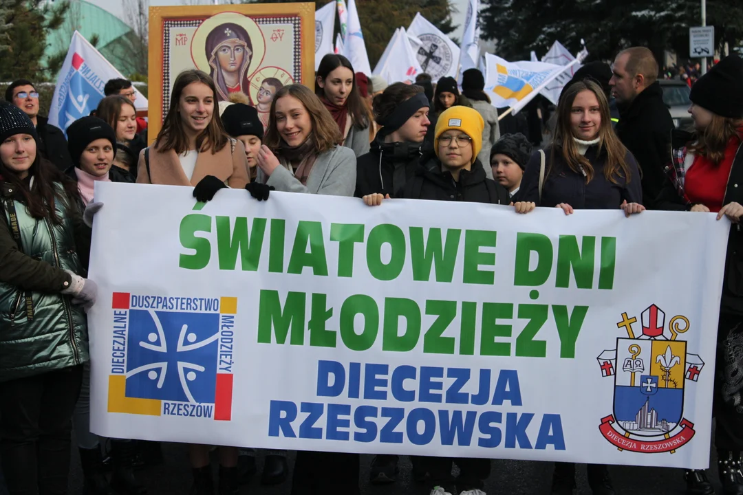 Światowy Dzień Młodzieży Diecezji Rzeszowskiej. Tłumy młodzieży na ulicach Rzeszowa [ZDJĘCIA] - Zdjęcie główne
