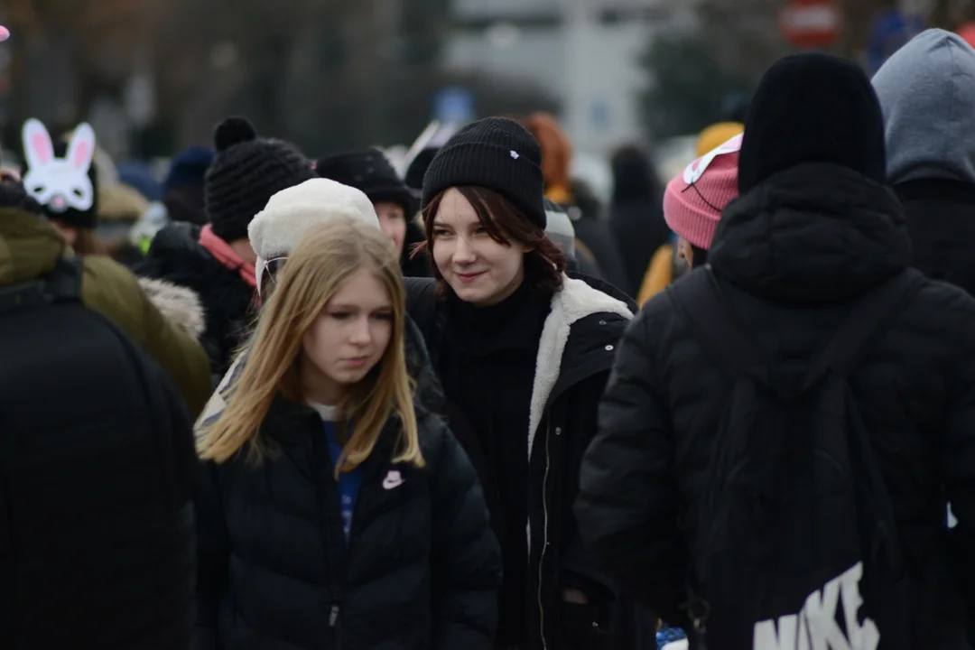 Rekord Polski dla Bartoszka Jędrasika chorego na SMA. W Tarnobrzegu zgromadziło się ponad 500 osób przebranych za króliki