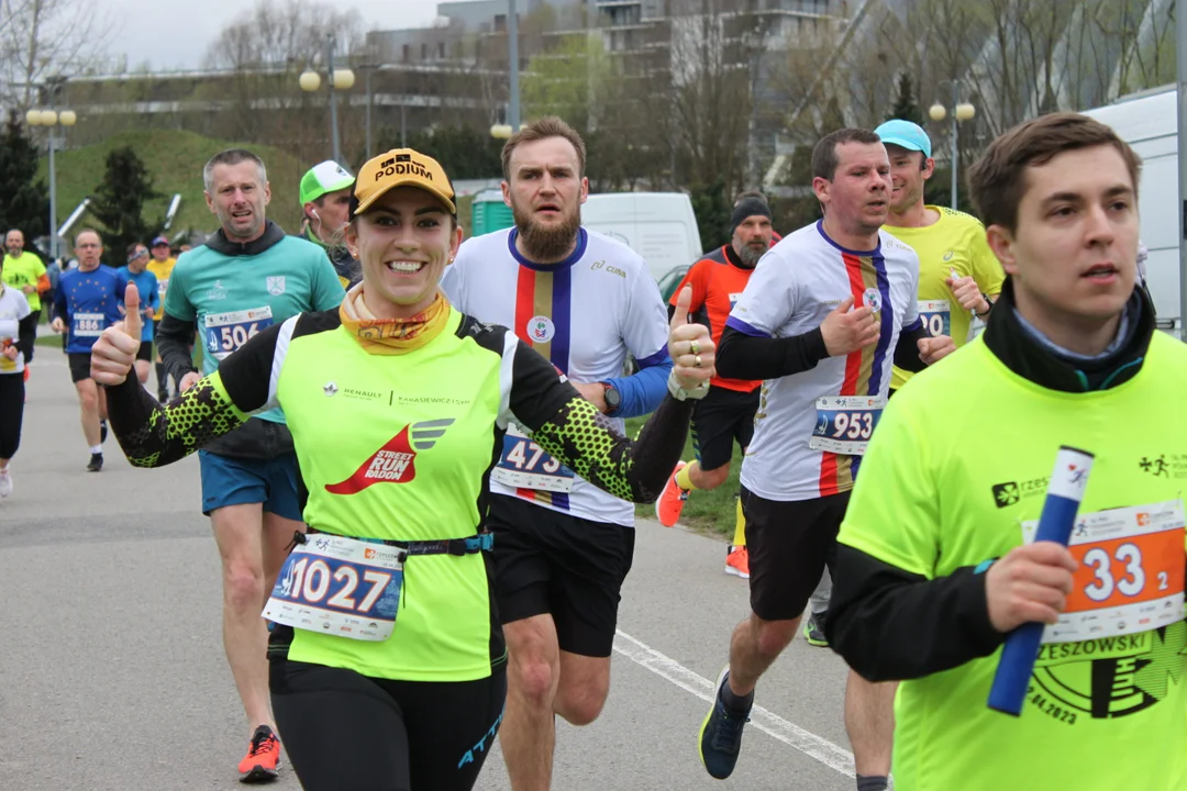 16. PKO Półmaraton Rzeszowski. Szczęśliwi biegacze na trasie oraz na meci