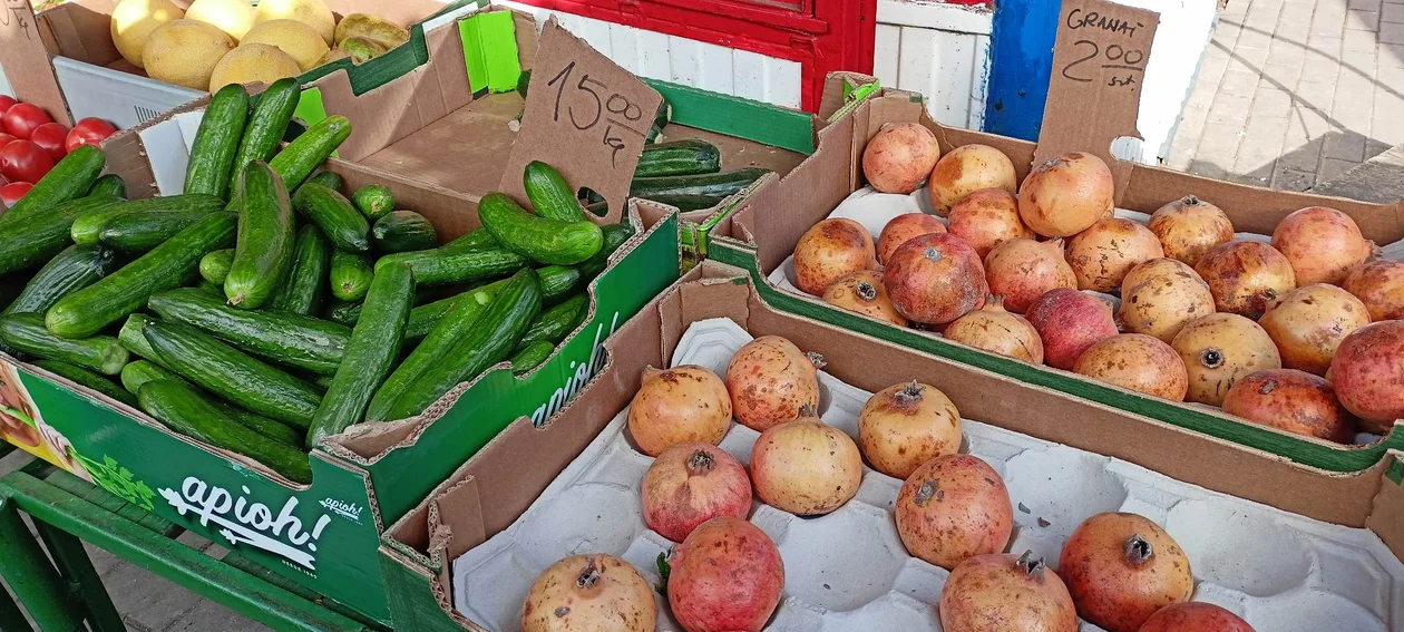 Warzywa i owoce sezonowe przy hali targowej. Jak wypadają cenowo?