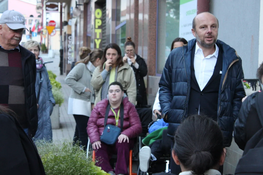 Spacer z prezydentem Konradem Fijołkiem ulicami Rzeszowa. Mieszkańcy zgłaszali problemy dotyczące poruszania się po mieście przez osoby niepełnosprawne [ZDJĘCIA] - Zdjęcie główne