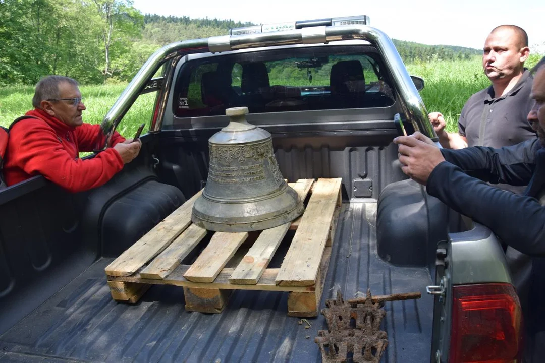 Prace przy wydobywaniu dzwonu cerkiewnego w Nadleśnictwie Bircza