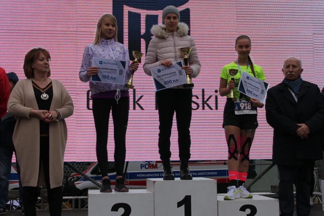 PKO Półmaraton Rzeszowski. Zwycięzcy na podium na skwerze Millenium Hall