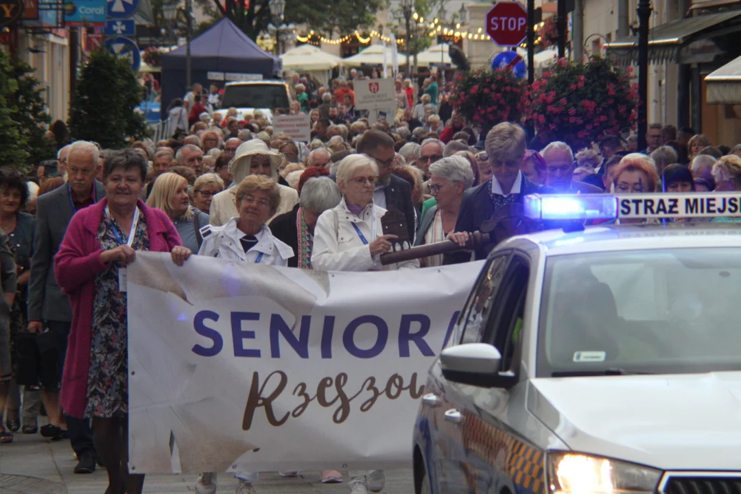 Korowód seniorów i potańcówka miejska w Parku Jedności Polonii z Macierzą