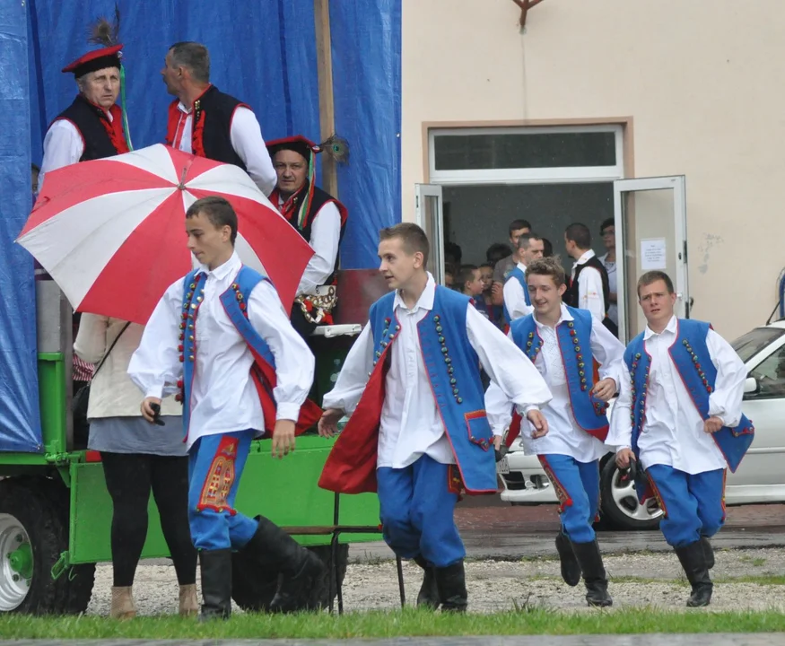 W Czerminie 21 sierpnia Święto Chleba. Tak bawili się mieszkańcy jeszcze kilka lat temu [ARCHIWALNE ZDJĘCIA-PLAKAT] - Zdjęcie główne