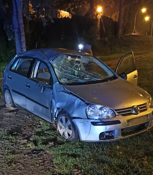 Rzeszów: 20-latek nie dostosował prędkości do warunków na drodze. Jego pojazd stoczył się ze skarpy przy Hali Podpromie [ZDJĘCIA] - Zdjęcie główne