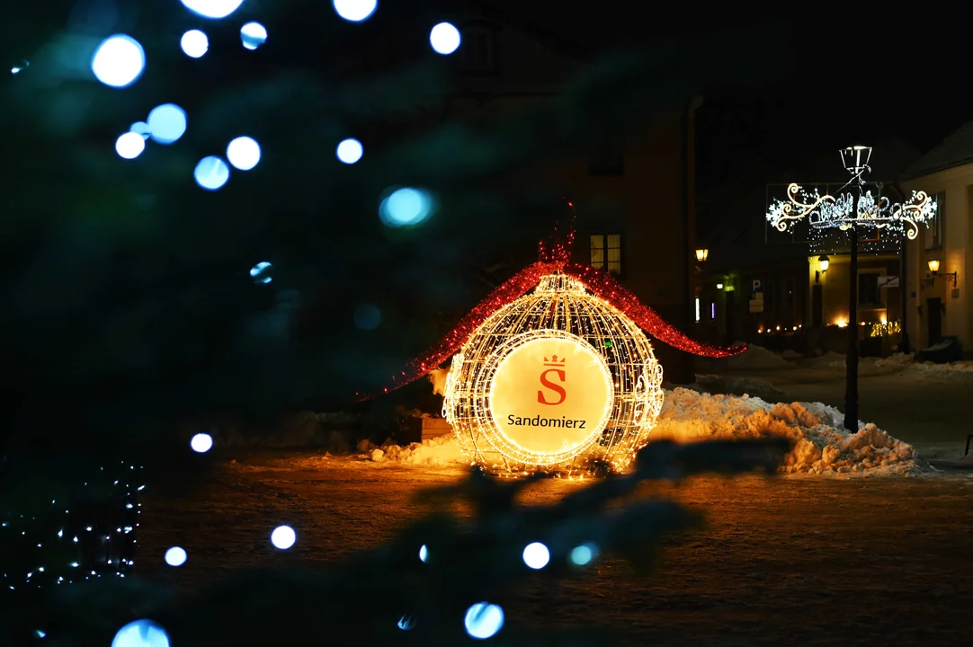 Sandomierz rozświetlony przez iluminacje świąteczne