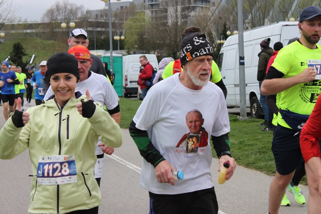 16. PKO Półmaraton Rzeszowski. Szczęśliwi biegacze na trasie oraz na meci