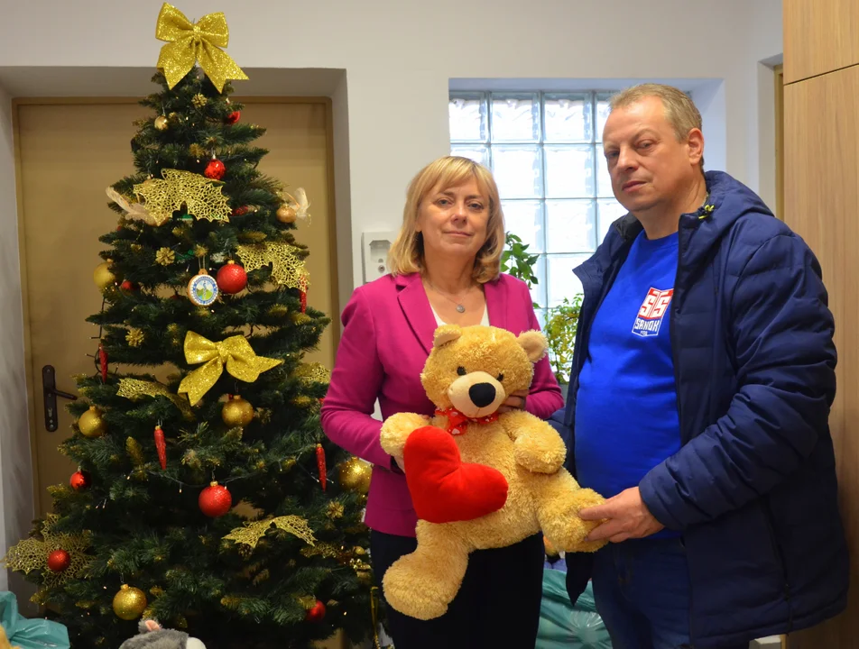 Akcja Teddy Bear Toss na sanockiej Arenie. Misie trafiły do Bieszczadzkiego Pogotowia Ratunkowego [ZDJĘCIA] - Zdjęcie główne