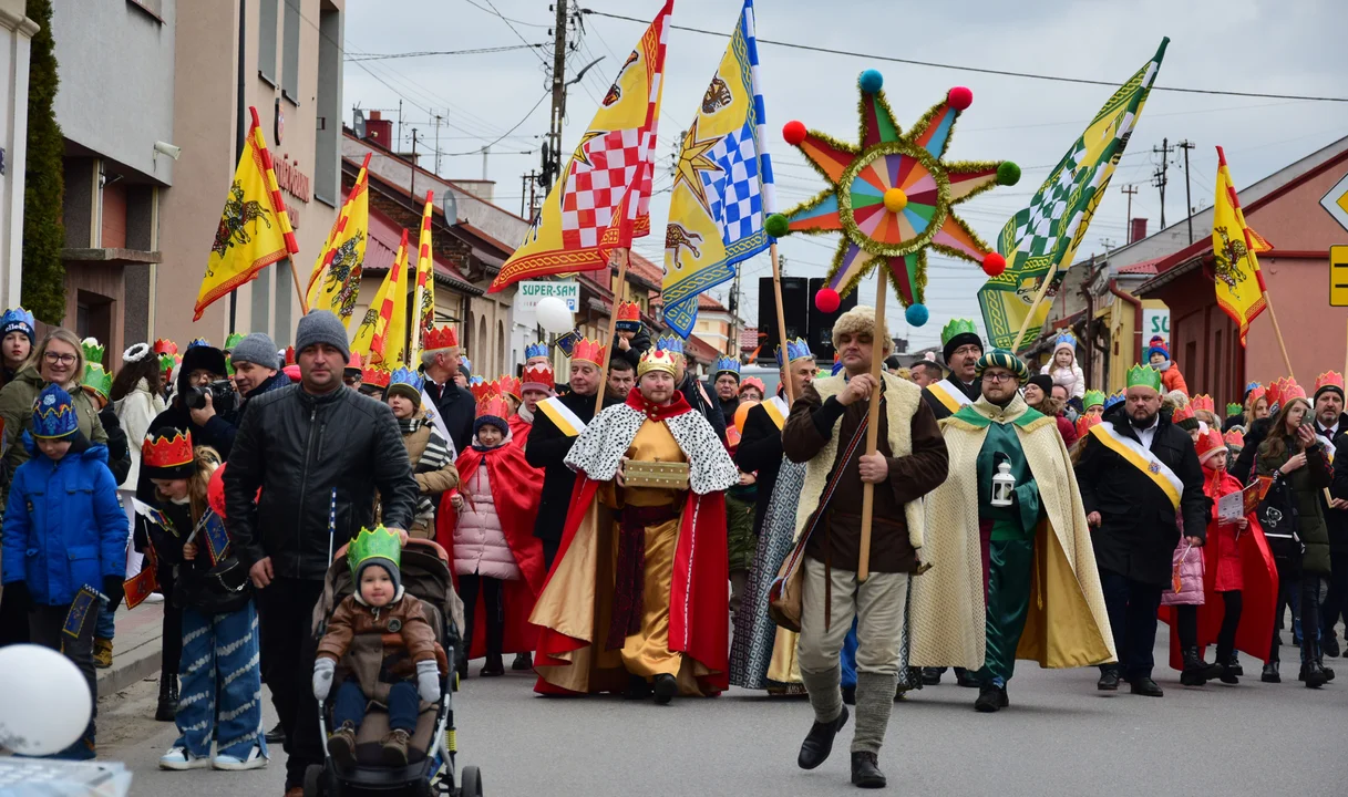 10. Orszak Trzech Króli w Głogowie Małopolskim 2023. W ulicznych jasełkach wzięło udział kilka tysięcy osób [ZDJĘCIA] - Zdjęcie główne