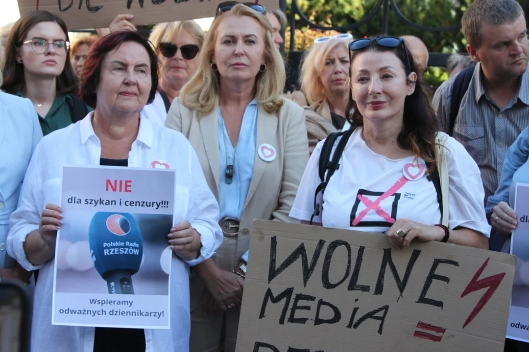 "Wolne Media!". Protest pod Polskim Radiem Rzeszów. W obronie niezależnego dziennikarstwa [ZDJĘCIA] - Zdjęcie główne