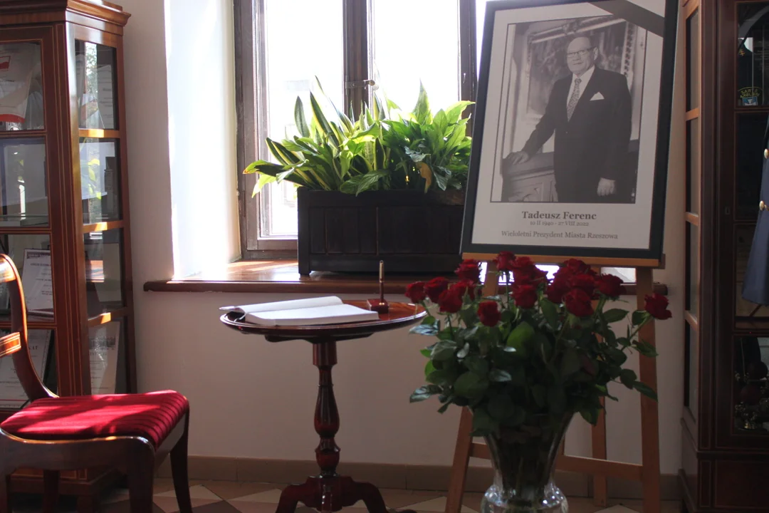 W ratuszu wystawiono księgę kondolencyjną Tadeusza Ferenca [ZDJĘCIA] - Zdjęcie główne