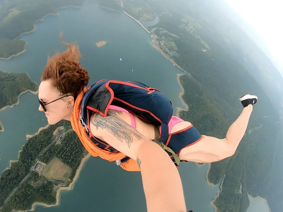 Skoki na spadochronie z lądowaniem w Jeziorze Solińskim