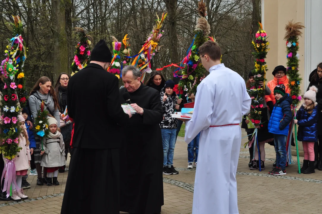 Parafianie w Przecławiu świętowali z pięknymi palmami własnego wykonania